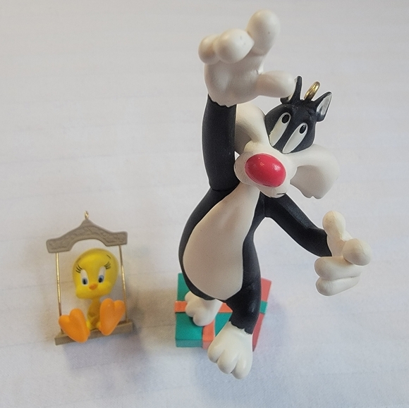 Hallmark Keepsake Sylvester and Tweety HANG - TOGETHER Christmas Ornament - Picture 3 of 7
